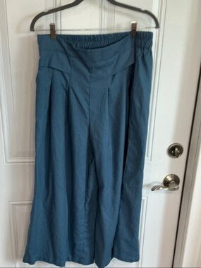 Lovely pair of wide leg pants in a cool bluish color. Pockets. Size XL